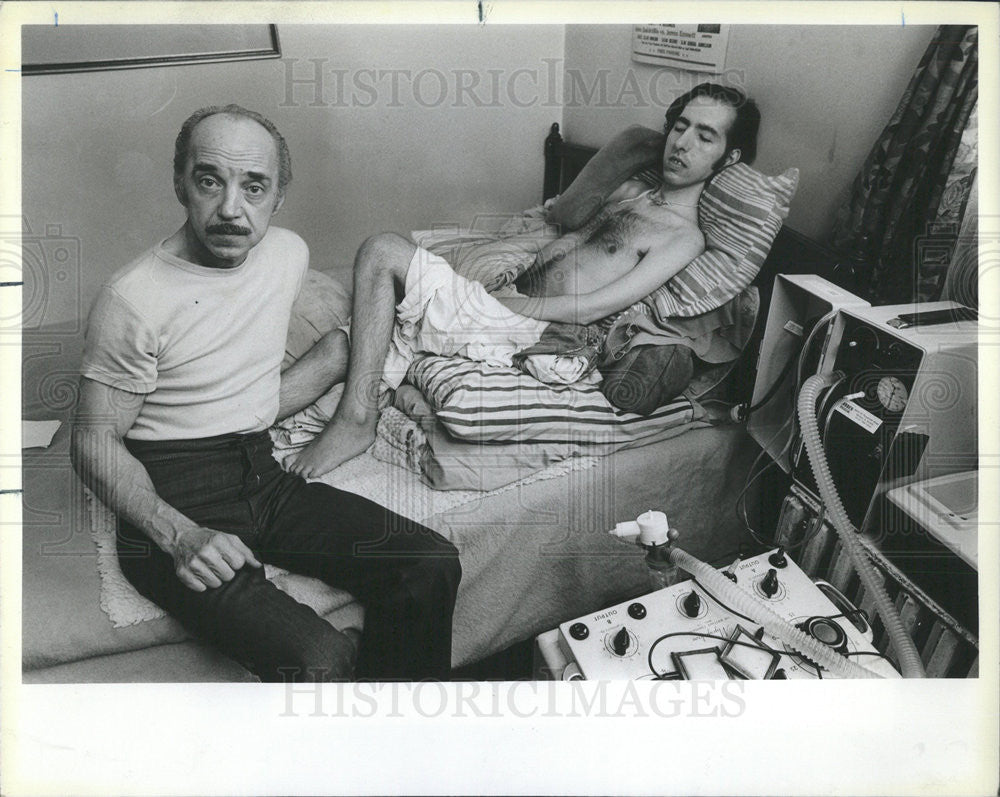 1983 Press Photo Ronnie Maxin, dying of Lou Gehrig&#39;s disease, and father Walter - Historic Images