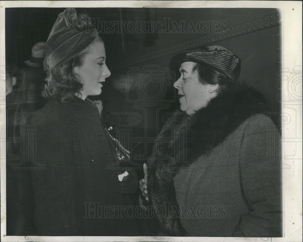 1940 Press Photo Elsa Maxwell and Lee Carson - Historic Images