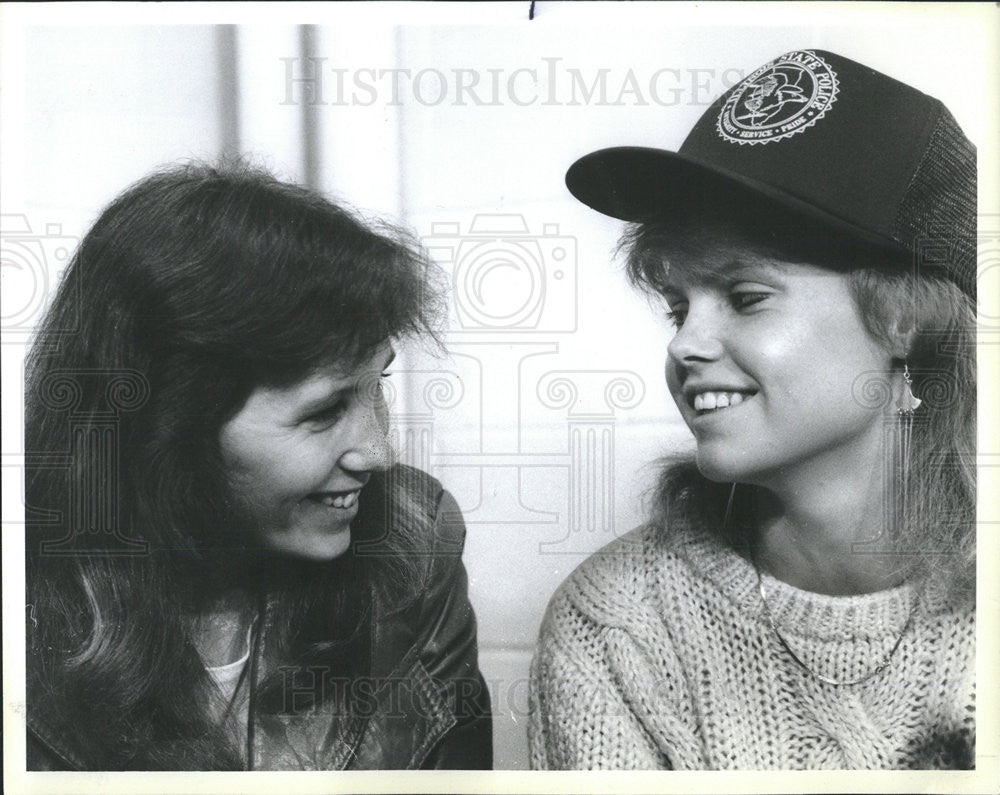 1985 Press Photo Lisa Mauritz reunited with mother Margaret Schults - Historic Images