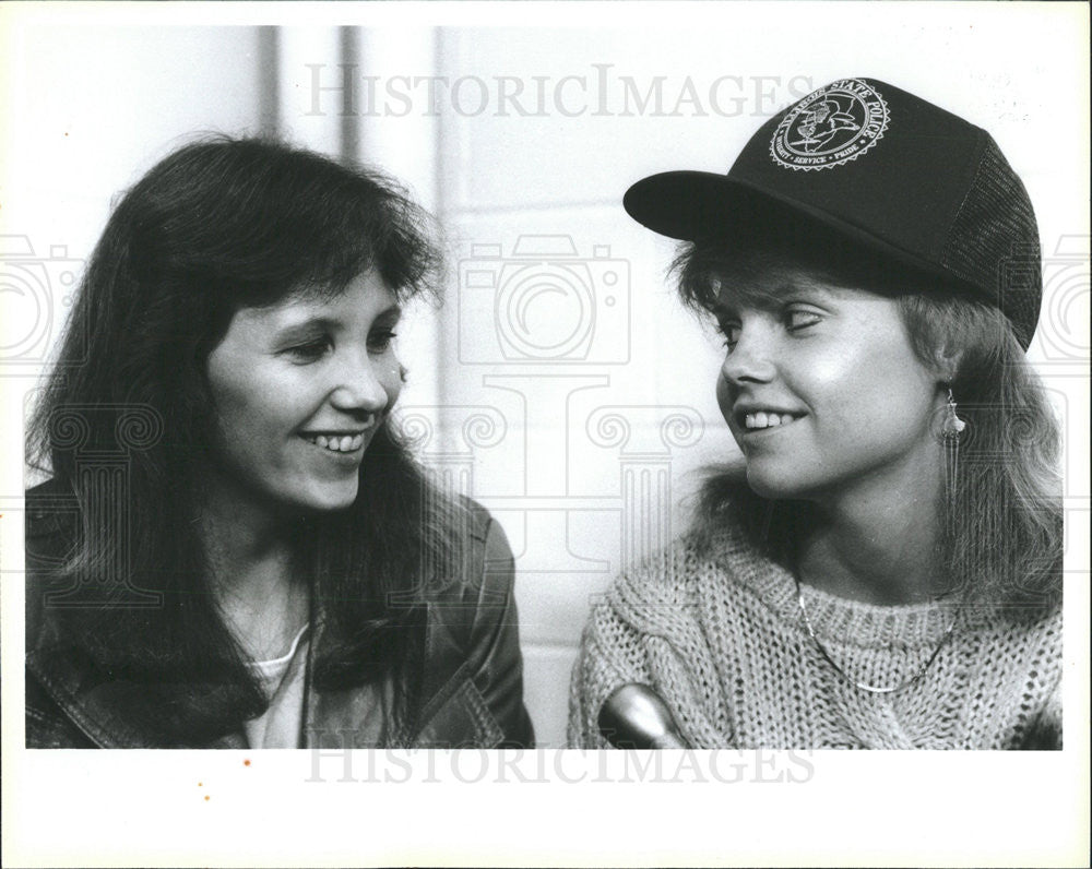 1985 Press Photo Lisa Mauritz &amp; Margaret Schultz - Historic Images