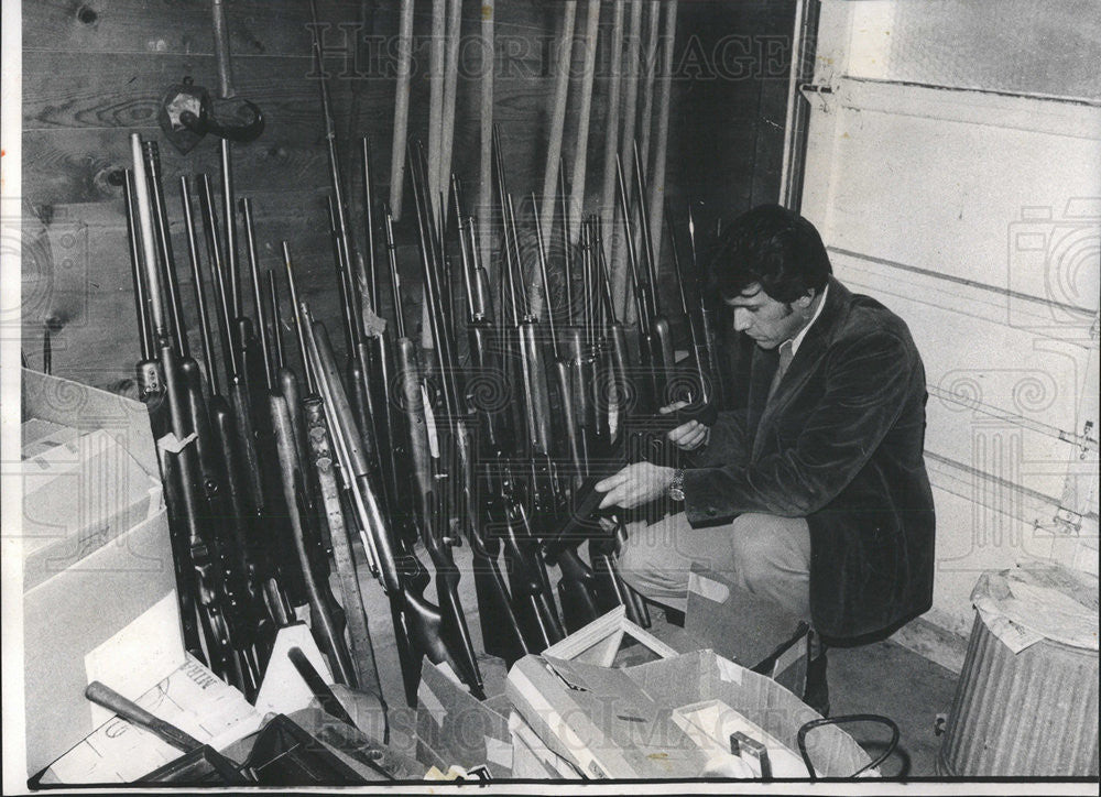 1974 Press Photo Barrington, Ill Police inspect stolen guns collected - Historic Images