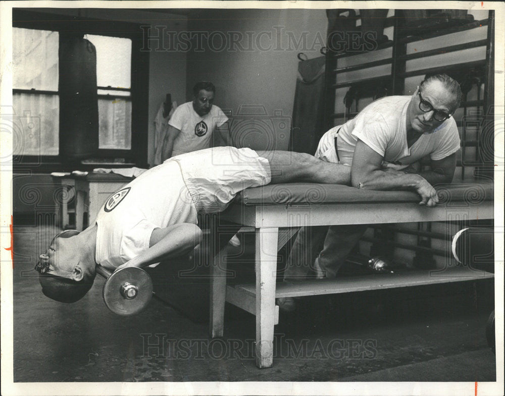 1966 Press Photo Barney Kewin one of Tony Matic&#39;s Sit Up Champions - Historic Images