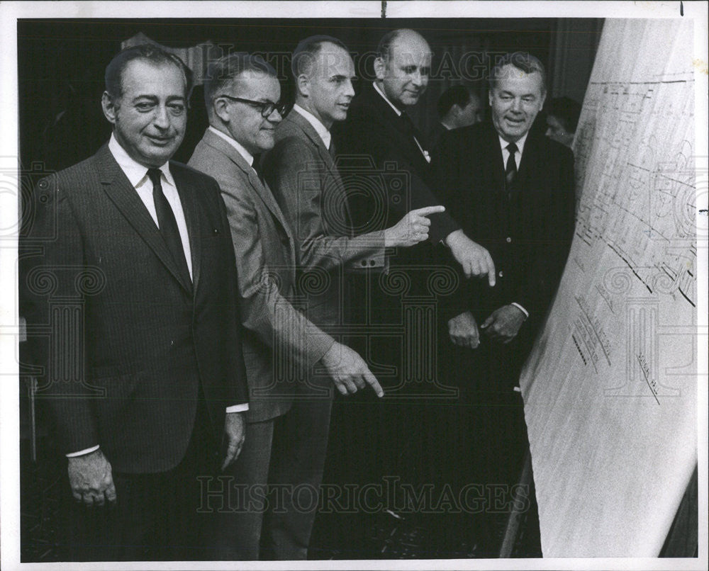 1969 Press Photo Chgo Tade Auto Show Assn Chrmn Leon May, Clint Mahle, Dietrich - Historic Images