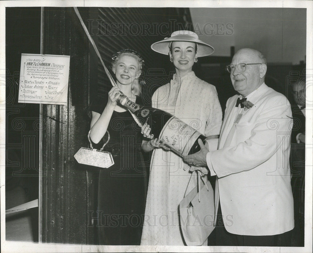 1956 Press Photo Christie Peterson Joanne Larkin Chas May Liquor Warehouse Opens - Historic Images