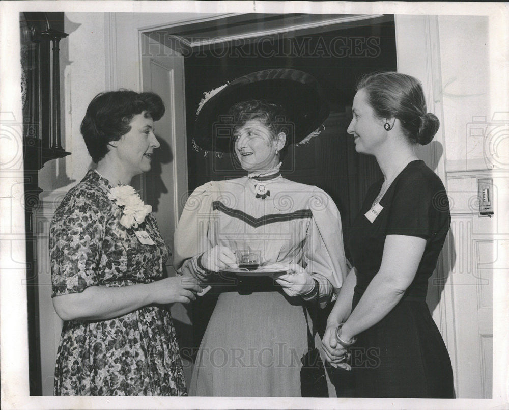 1962 Press Photo  Mrs Bertha Mayer In 1880&#39;a Attire Kenwood Centennial Luncheon - Historic Images