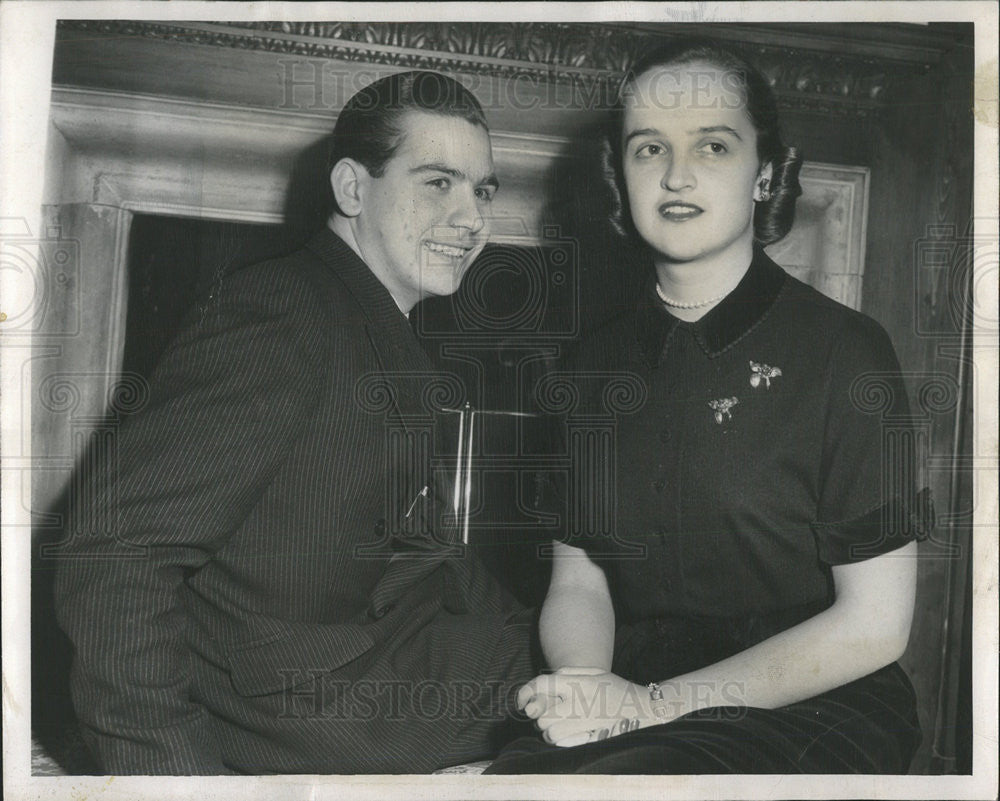 1950 Press Photo Engaged Couple Peter Helmuth Merlin And Betty Swift - Historic Images