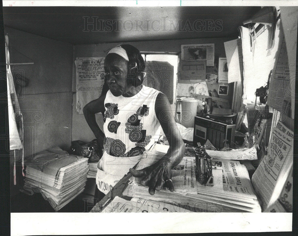 1977 Press Photo Alice Mayfield in her Paper Stand at 87th &amp; King Dr - Historic Images