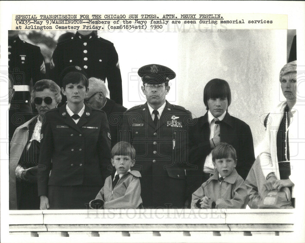 1980 Press Photo members Mayo family memorial services Arlington Cemetery - Historic Images