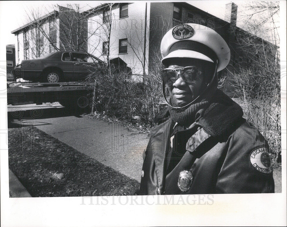 1989 Press Photo crossing guard Willie Mayes six students out path car red light - Historic Images
