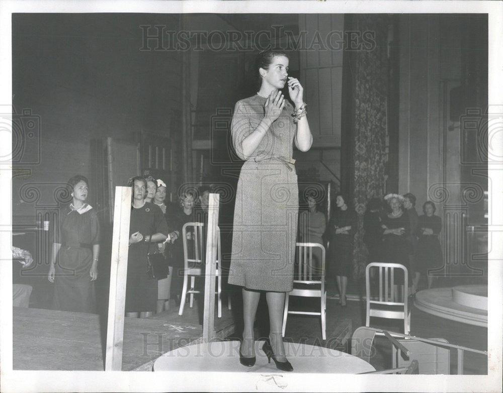 1959 Press Photo Mrs. John Mayo first rehearsal St Luke&#39;s Fashion Show turntable - Historic Images