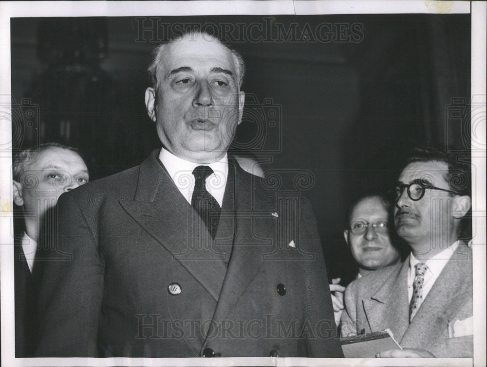 1953 Press Photo French Premier Rene Mayer talks newsmen after resignation - Historic Images