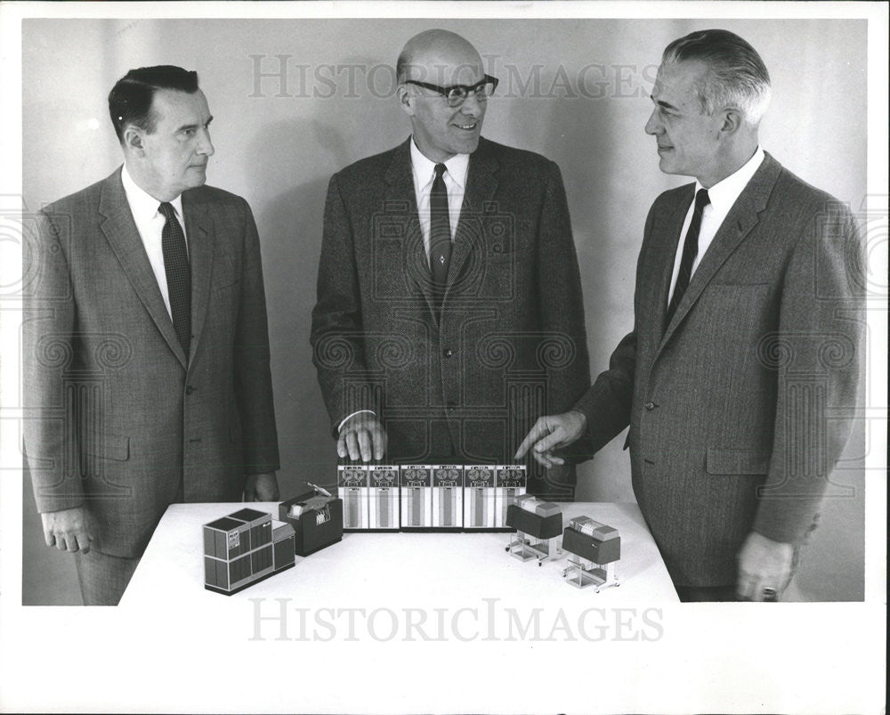 Press Photo Of Oscar Mayer Jr Pres of Oscar Mayer and Co Look At Data Processing - Historic Images