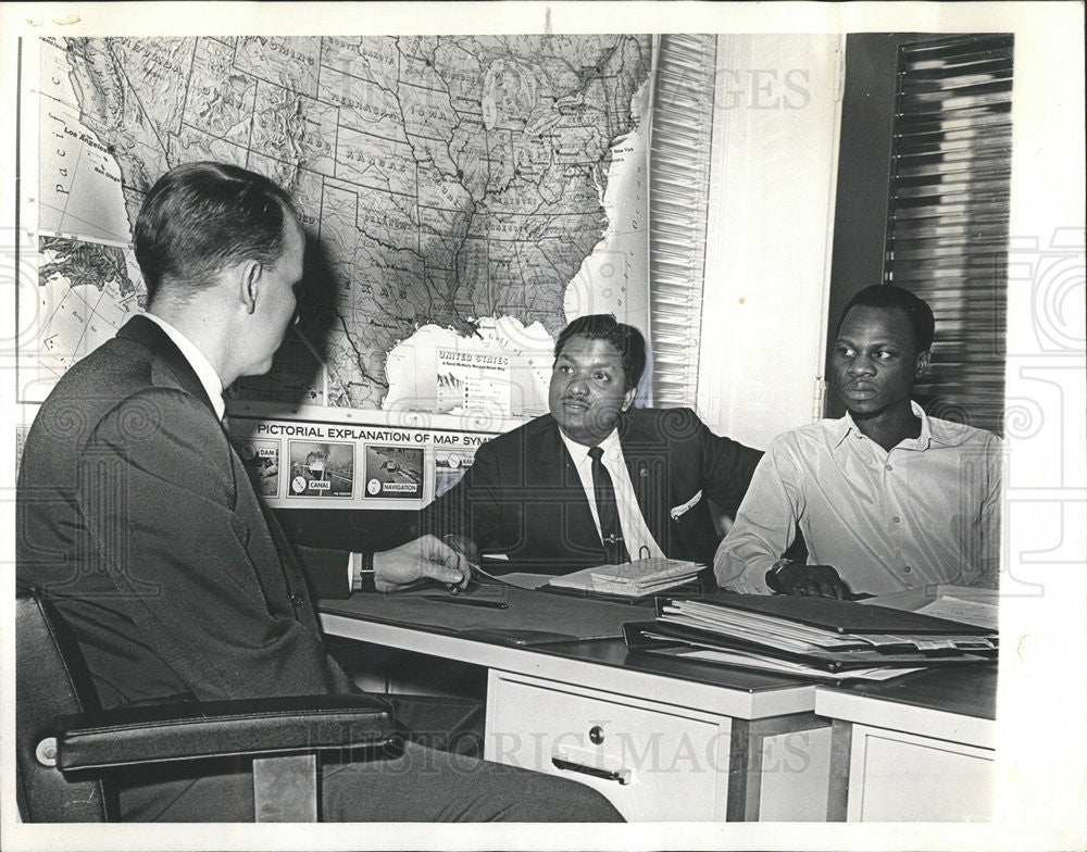 1963 Press Photo William Campbell personnel interviewer Rand McNally &amp; Co Morah - Historic Images