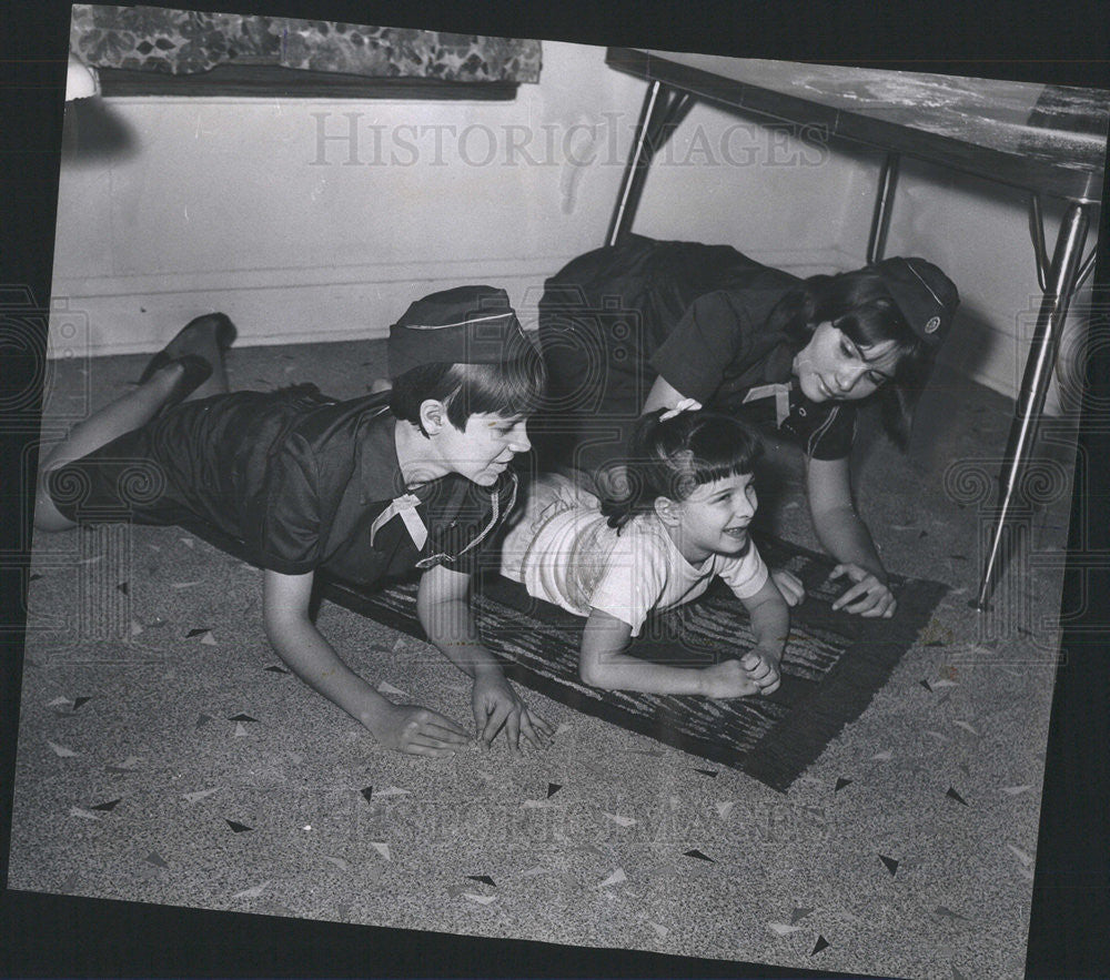 1967 Press Photo Girl Scouts Help Therapy For 6 Yr Old With Brain Damage - Historic Images