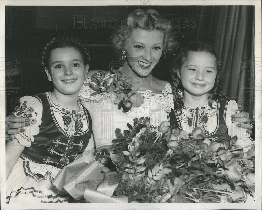 1947 Press Photo Actress Ilona Massey Presented Flowers Patsy Otvos &amp; Ellen Penz - Historic Images
