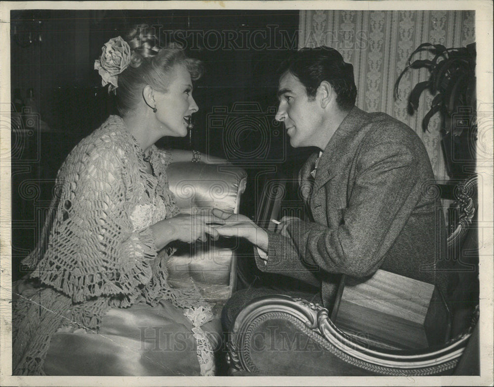 1948 Press Photo Actors Ilona Massey And Rod Cameron On Set &quot;The Plunderers&quot; - Historic Images