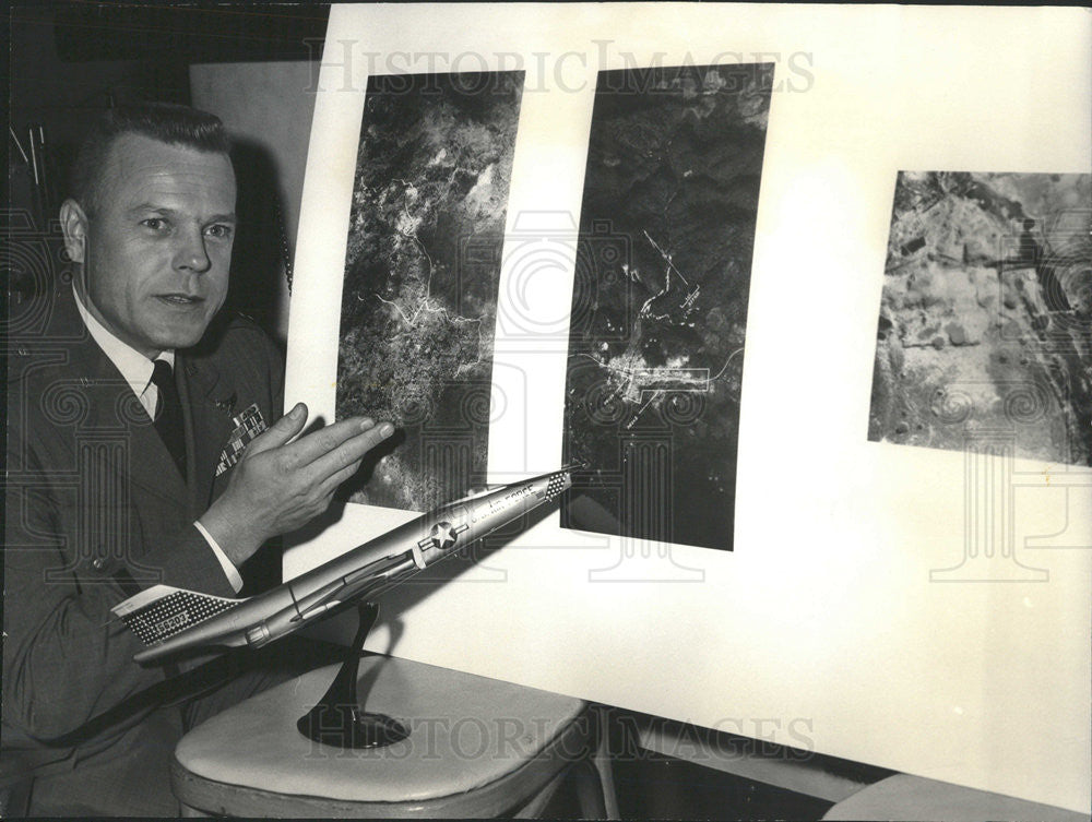 1966 Press Photo Captain Stewart Matthews Jr. With Model RF 101 Military Plane - Historic Images