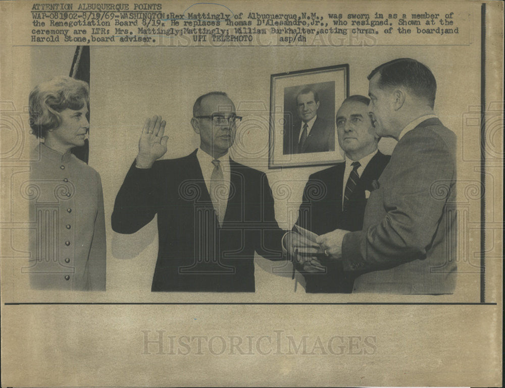 1969 Press Photo Rex Mattingly Sworn In For Albuqeurque NM Renegotiation Brd - Historic Images