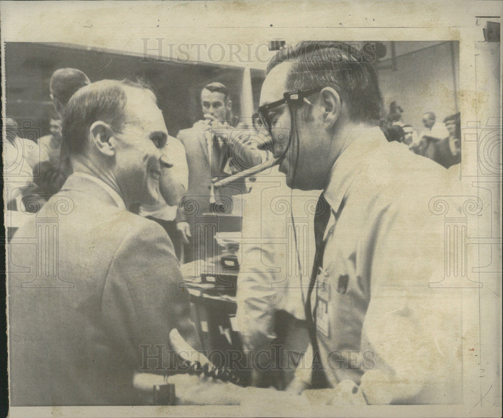 1970 Press Photo Astronaut Thomas Mattingly measles Dr. Charles Berry splashdown - Historic Images