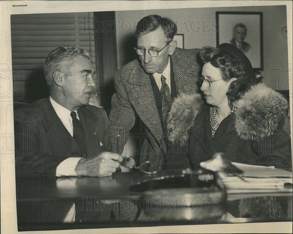 1949 Press Photo Judge William F. Waugh Talks over the Appointment of Bobbie - Historic Images