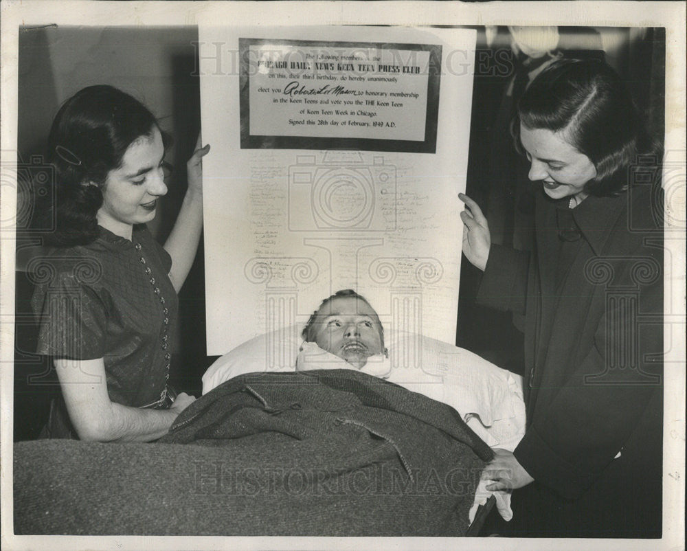 1949 Press Photo Roberta &#39;Bobbie&#39; Lee presented with plague Fire Heroine - Historic Images