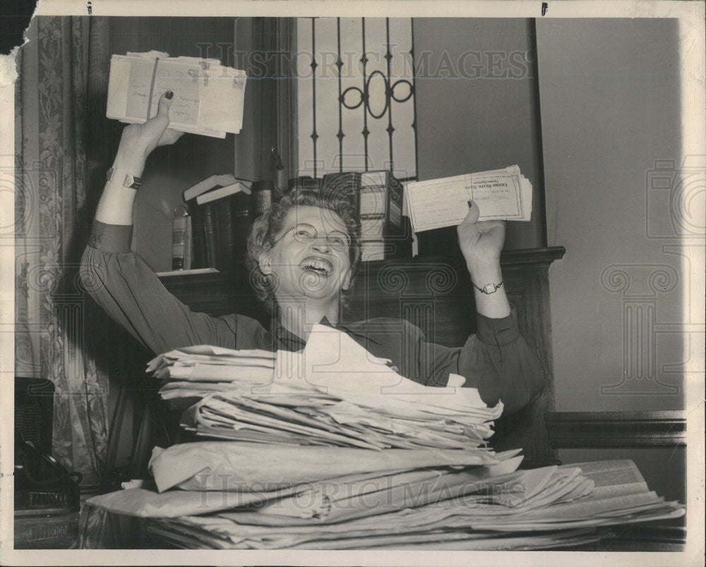 1949 Press Photo Marjorie Allen Manager Savings 1st National Bank Des Plaines - Historic Images