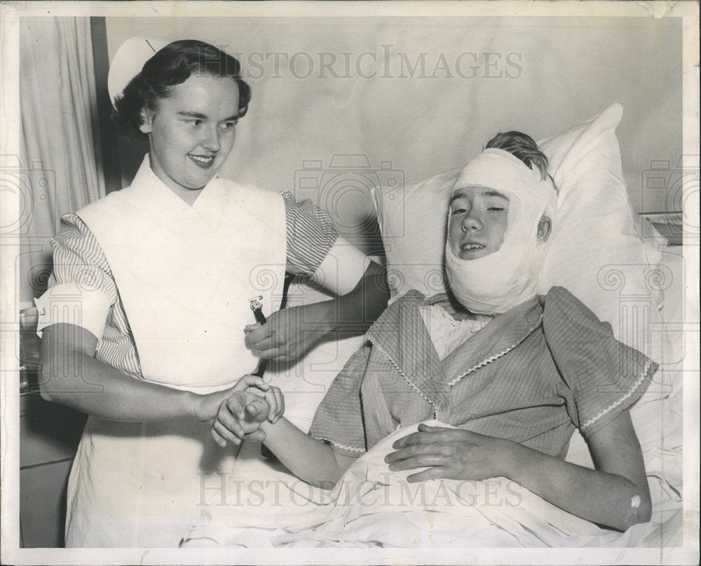 1950 Press Photo Roberta Lee Mason rescues siblings in fire - Historic Images