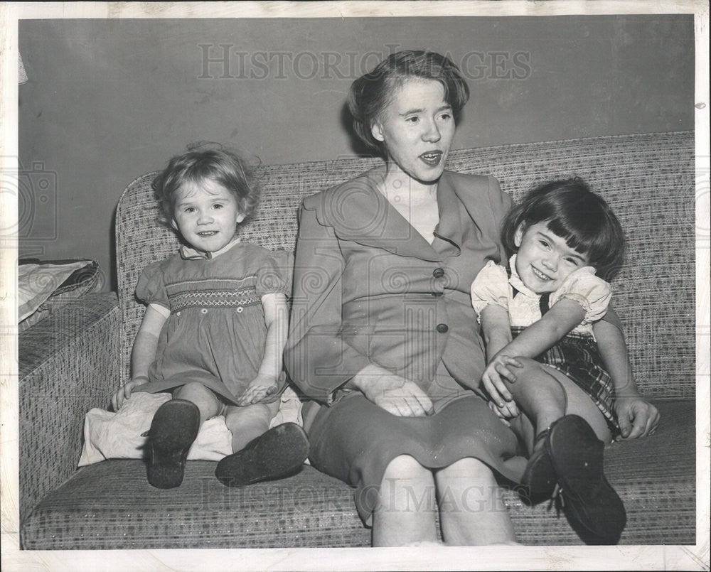 1956 Press Photo Coleen Hastings, Mrs. Ernest Hastings, and Linda Hastings. - Historic Images