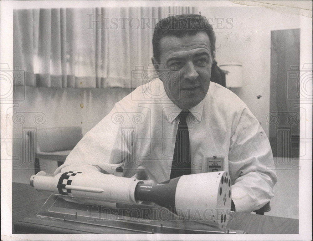 1964 Press Photo Charles W. Matthews, Project Gemini Manager, in his office - Historic Images