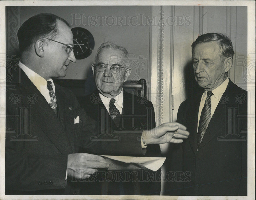 1947 Press Photo Congressmen conferring on the Foreign Aid Bill - Historic Images