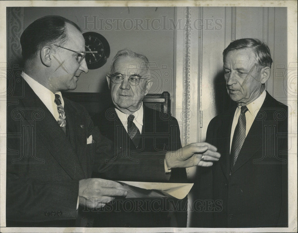 1959 Press Photo Congressmen Conferring of the Foreign air bill at the capitol - Historic Images