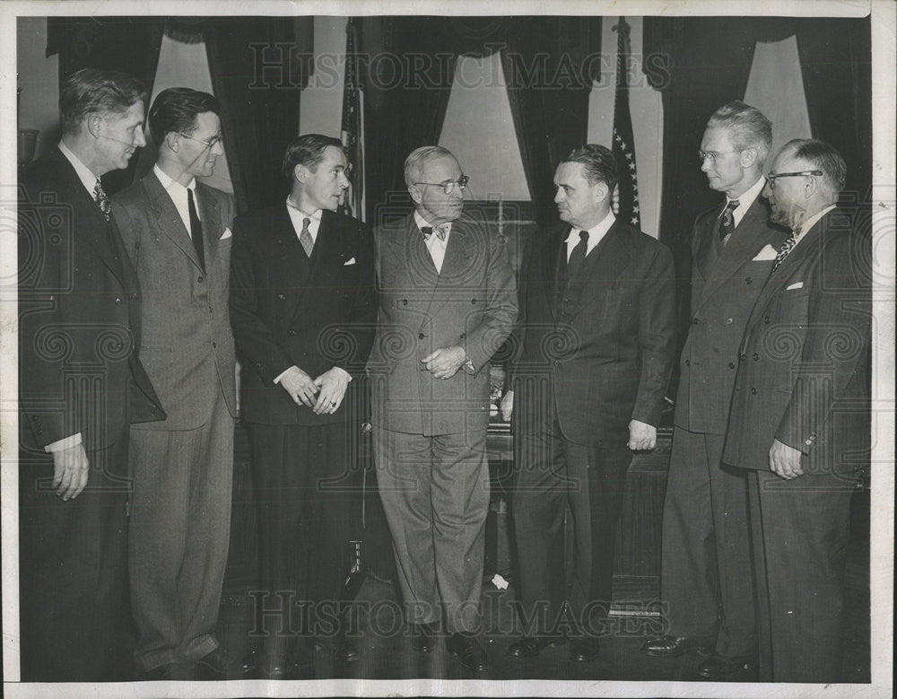 1948 Press Photo President Truman talked with Judges of Raymond Clapper award - Historic Images