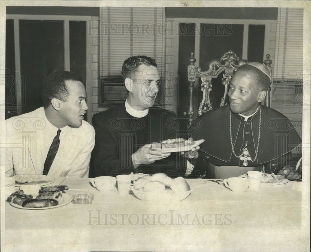 1956 Press Photo Rev Paul McArdle At Breakfast With Harry Belafonte - Historic Images