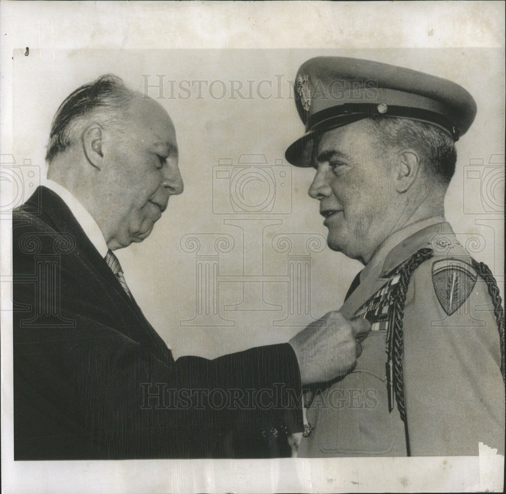 1956 Press Photo distinguished service medal gen. Anthony c. Mcauliffe - Historic Images