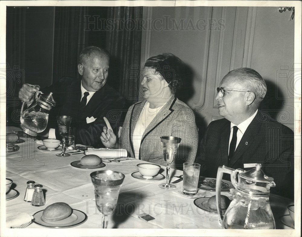 1964 Press Photo Frank C. Wells Frances H. Mazurk Stewart B. Mathews Meeting - Historic Images