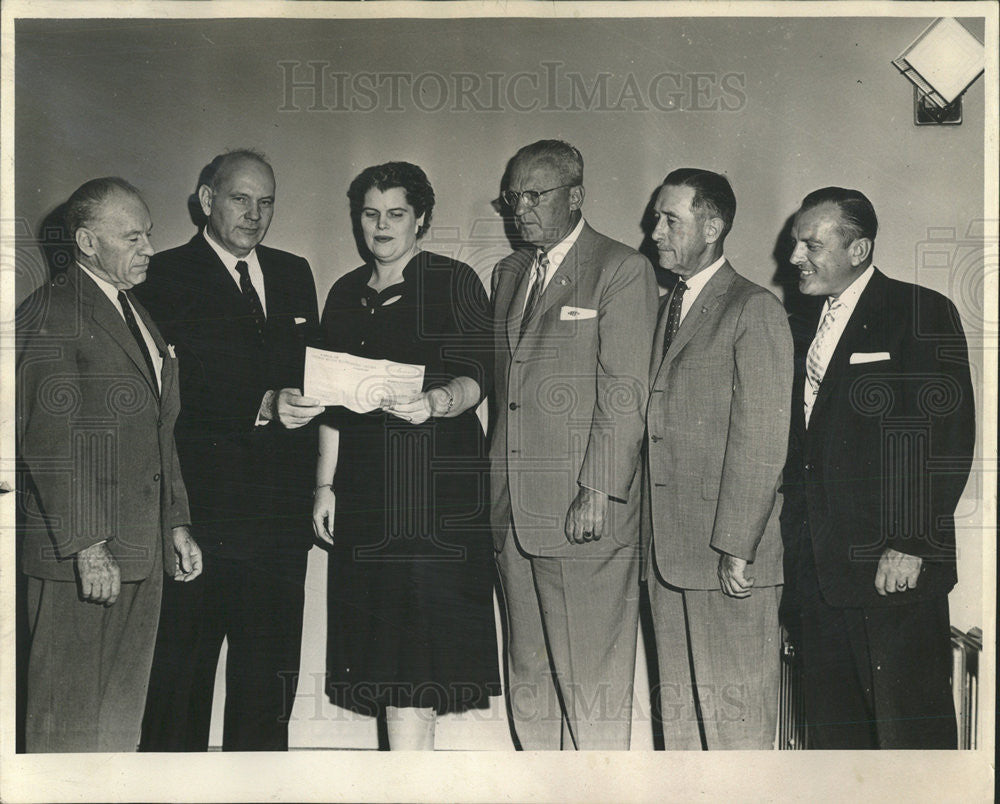 1967 Press Photo Frances Mazurk Ashland Realty & Mortgage Co. - Historic Images