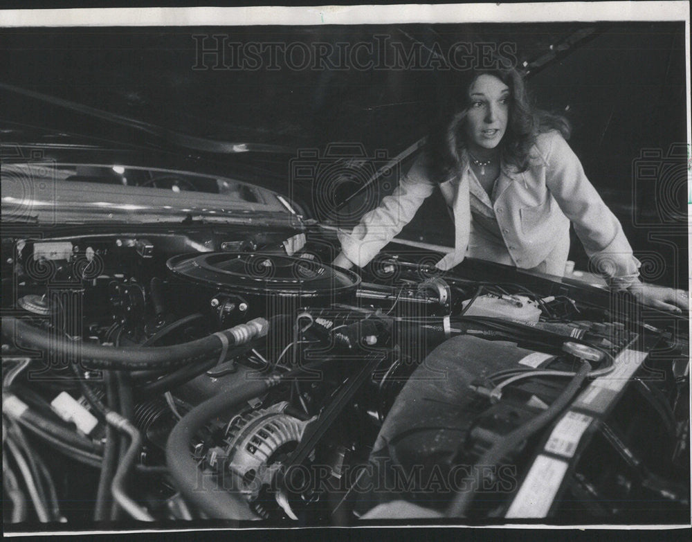 1975 Press Photo Karen dykema Cars Race Salesperson Harvey Dealer - Historic Images