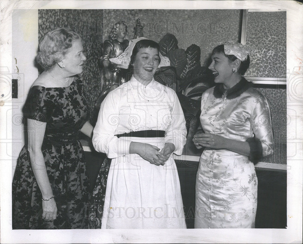 1957 Press Photo Friends Orphans Mrs William Sloan Barbara Hess Mrs Harvey Mason - Historic Images