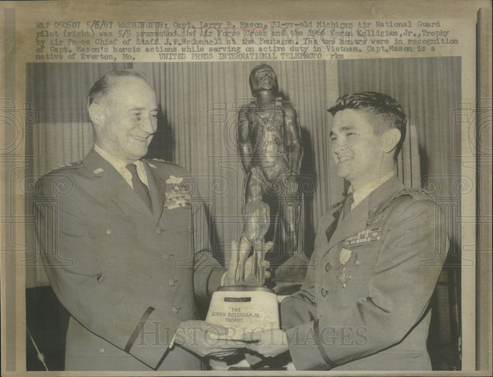 1967 Press Photo Capt Larry Mason and J.P McConnell - Historic Images