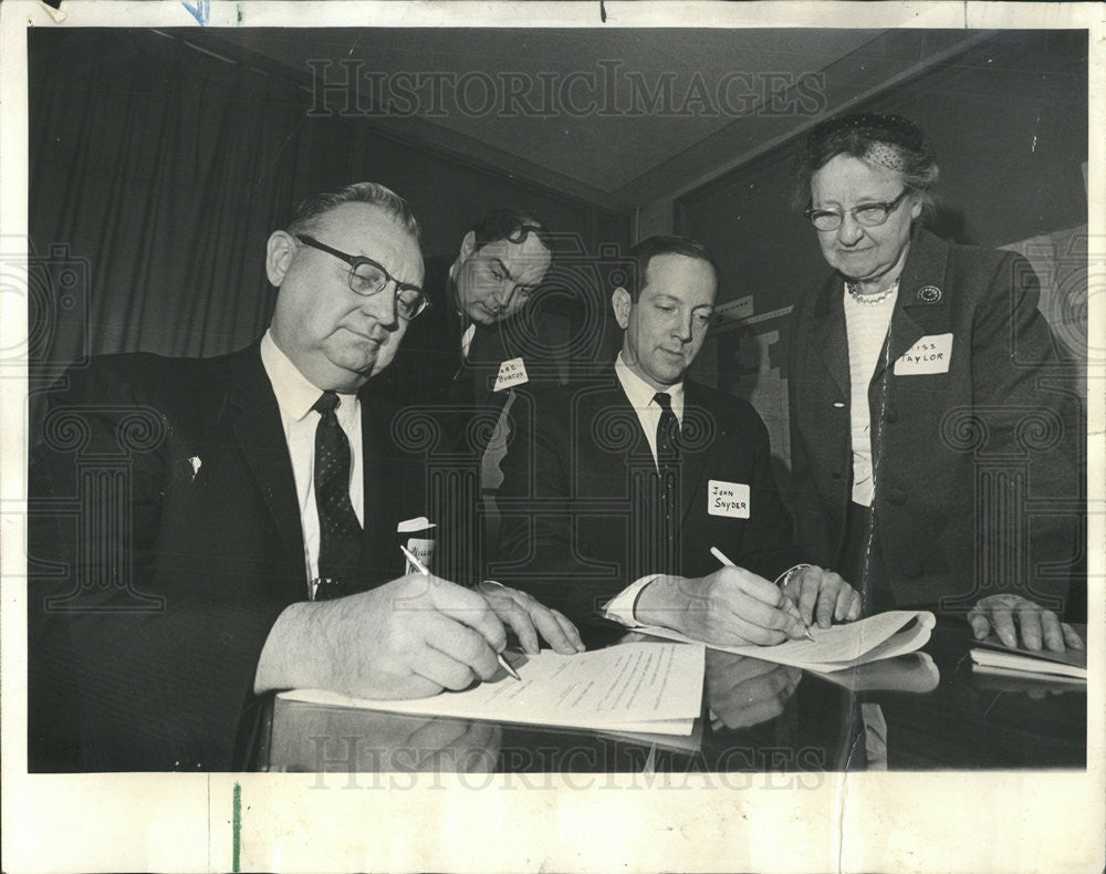 1966 Press Photo William Marston Olivet Center John Snyder Chicago Commons Assn. - Historic Images