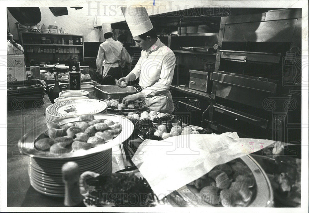 1980 Press Photo Chefs Jean-Marie Martel And Carolyn Buster Assembling Dinner - Historic Images
