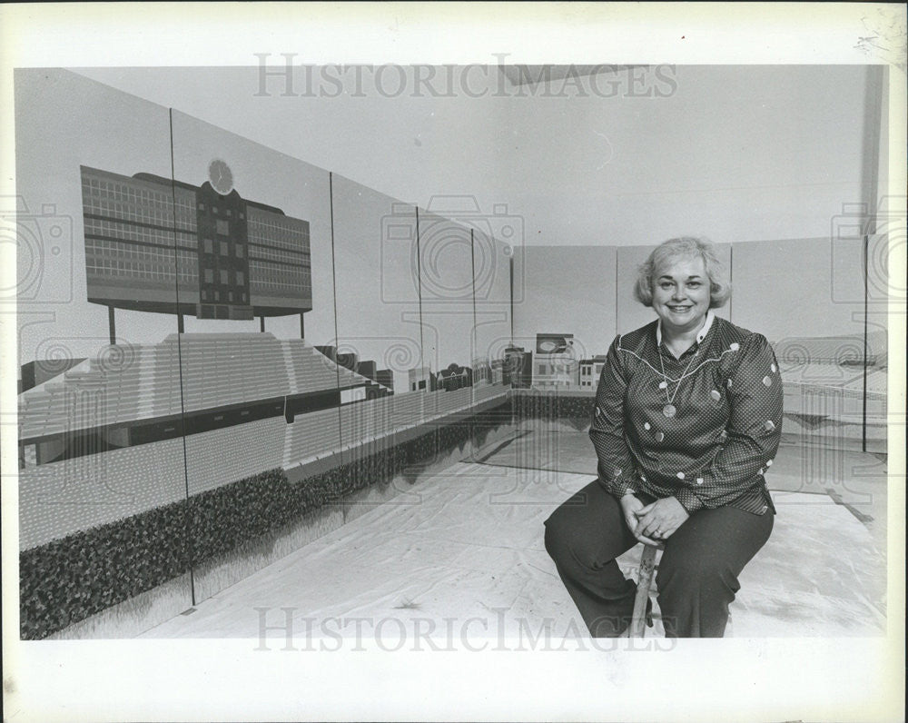 1983 Press Photo Artist Arelen Marks Acrylic Mural Of Wrigley Baseball Field - Historic Images