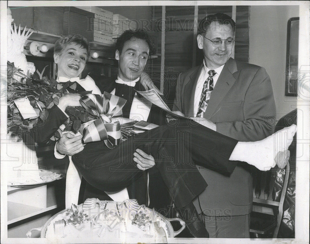 1954 Press Photo Dance Team Ruth Mata And Eugene Hari Receive US Citizenship - Historic Images