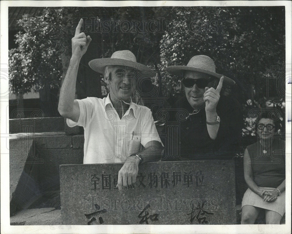 1975 Press Photo Park District Arnie Matanky Chicagoans back mainland China - Historic Images