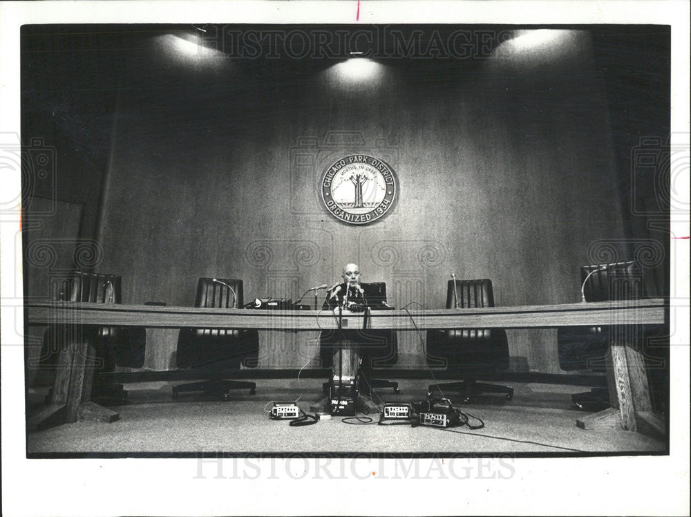 1979 Press Photo publicist Arnie Matanky reads statement Chicago Park District - Historic Images