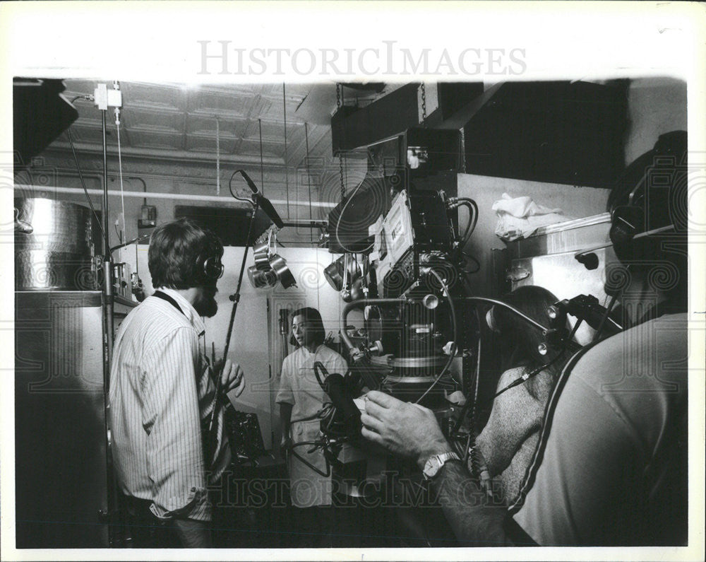 1985 Press Photo Channel 11 film crew prepares film chef Jackie Etcheber - Historic Images