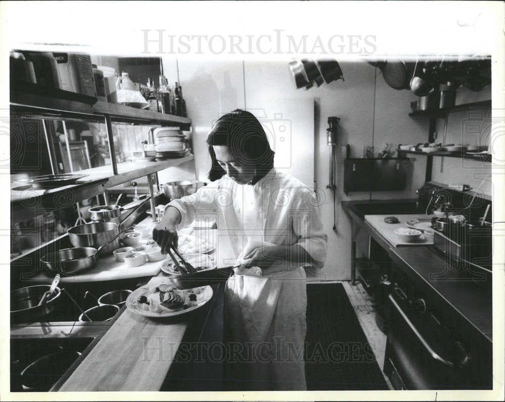 1985 Press Photo The Channel 11 film crew prepares to film chef Jackie Etchber - Historic Images