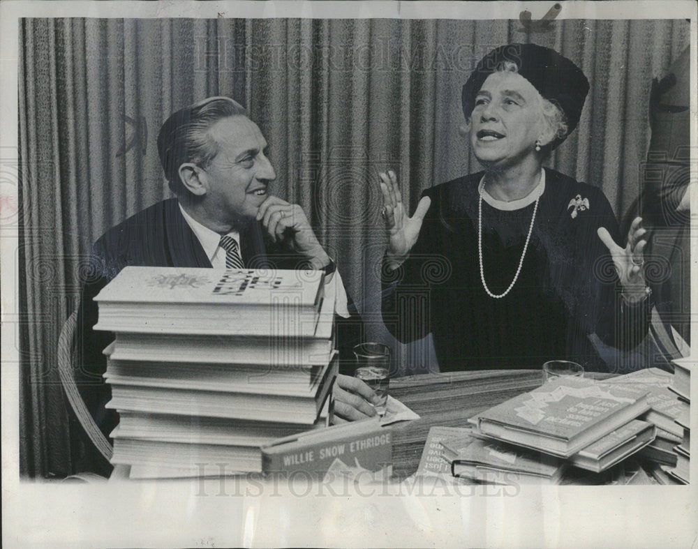 1964 Press Photo Novelist Lee Rosten And Author Mrs Willie Snow Ethridge - Historic Images