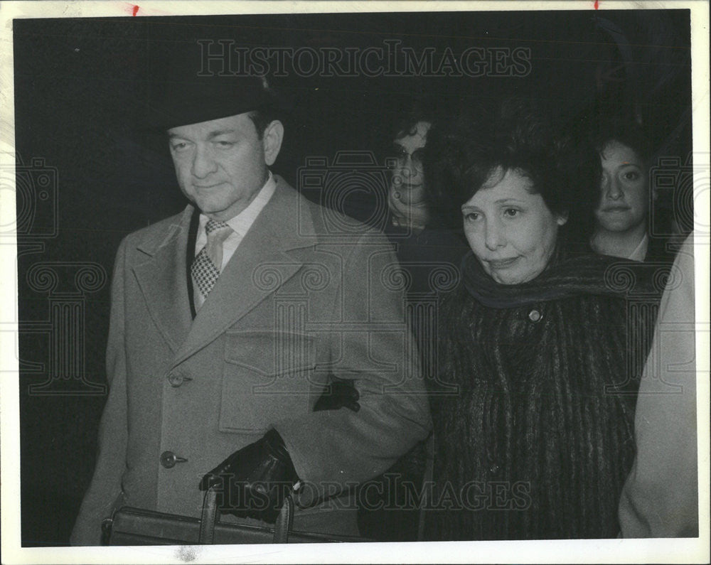 1986 Press Photo Judge Reginald J Hozer Leaving Federal Courthouse - Historic Images