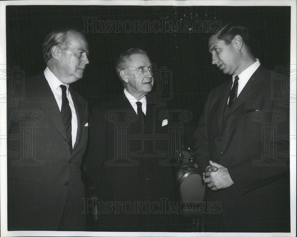 1968 Press Photo Wm Nichols, Sir Wm Haley Of Encyclopedia Britannica - Historic Images